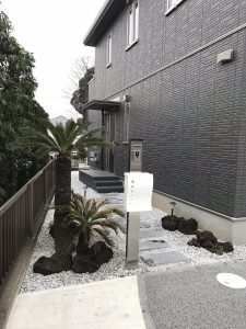 横浜市内 ソテツ植栽・溶岩