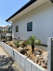 稲城市内　ロストラータ　ダシリリオン　シュロ植栽　ハーバーライト　ドライガーデン　